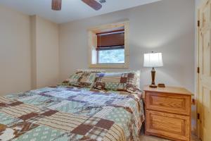 Un dormitorio con una cama y una cómoda y una ventana. en Current River Retreats Condo Walk to River!, en Van Buren