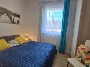 Posteľ alebo postele v izbe v ubytovaní APARTAMENTY "LA VILLA" SUPERIOR II z dwoma sypialniami, balkonem, parkingiem, blisko centrum