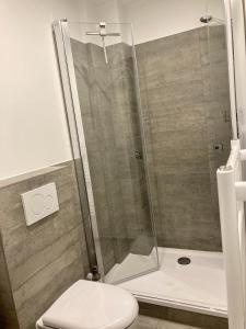 ヴァンガーオーゲにあるMonopol 106のバスルーム(シャワーブース、トイレ付) +15枚の写真
