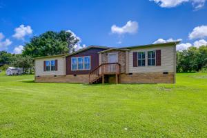 uma casa num campo relvado com uma casa em Chilhowie Retreat Cozy Countryside Home! em Chilhowie