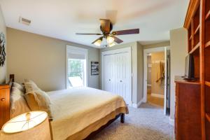 Katil atau katil-katil dalam bilik di Charming Chesterton Home with Idyllic Location!