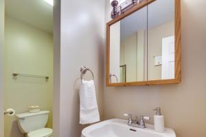 Bilik mandi di Charming Chesterton Home with Idyllic Location! +21 gambar