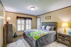 um quarto com uma cama grande e 2 janelas em Chilhowie Retreat Cozy Countryside Home! em Chilhowie
