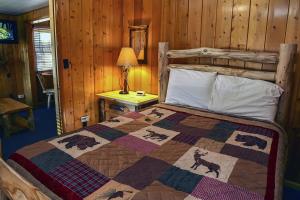 Ένα ή περισσότερα κρεβάτια σε δωμάτιο στο Lazy R Cottages- 2 cabin