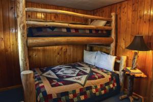 Ένα ή περισσότερα κρεβάτια σε δωμάτιο στο Lazy R Cottages- 2 cabin