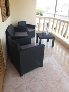 uma sala de estar com duas cadeiras e uma mesa em Casa Yô em Mindelo