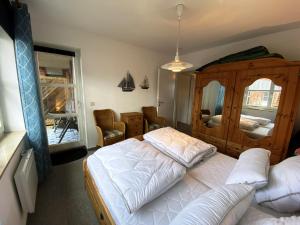een slaapkamer met 2 bedden en een groot raam bij Strandkieker in Schönberger Strand