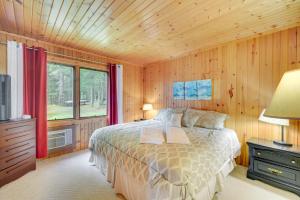 1 dormitorio con cama y ventana en Lakefront Chetek Vacation Rental with Private Dock!, en Chetek