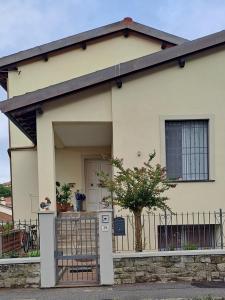 una casa con una puerta delante de ella en Il Gallo, en San Casciano in Val di Pesa