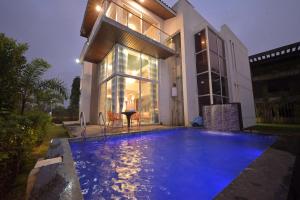 een huis met een zwembad voor een huis bij Orchid Paradise Villa by Tropicana Stays in Lonavala