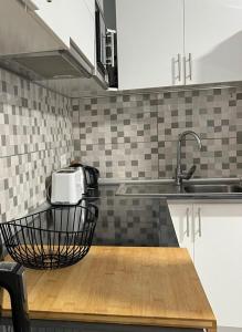 a kitchen with a counter with a toaster in a basket at Apartamento AGUA con Jacuzzi y terraza in Las Palmas de Gran Canaria