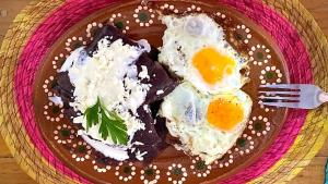 Makanan di atau berdekatan rumah tamu ini