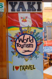 una puerta con una señal que lee el turismo mundial en Yaki Hostel, en Lima