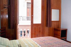 Rúm í herbergi á Yaki Hostel