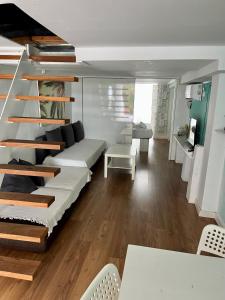 Una sala de estar con un sofá y una escalera. en Pipe- SweethomeRooms Cabo de Palos, en Cabo de Palos 30 fotos más