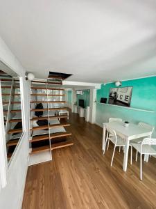 Habitación con mesa y comedor. en Pipe- SweethomeRooms Cabo de Palos, en Cabo de Palos
