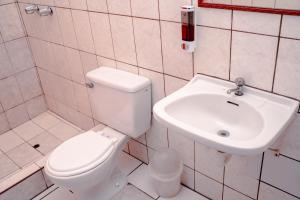 uma casa de banho com um WC e um lavatório em Yaki Hostel em Lima