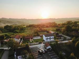 une vue aérienne sur un parking avec le coucher du soleil en arrière-plan dans l'établissement Villa Mia, à Prnjavor