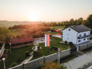 - une vue sur une maison et un bâtiment dans l'établissement Villa Mia, à Prnjavor