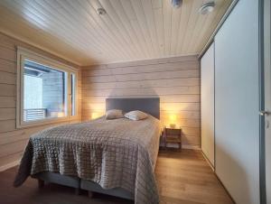 ルカにあるRukan Timantti Aの窓のある部屋にベッドがある寝室