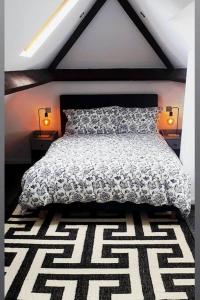 Un pat sau paturi într-o cameră la Rarefind C.19th Loft with balcony.NEC/BHX 10 mins.