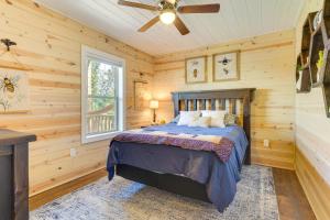 1 dormitorio con 1 cama y ventilador de techo en North Carolina Cabin - Pool Table and Mountain Views en Murphy