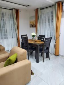 una sala da pranzo con tavolo e sedie di Home away from home #1 a Accra