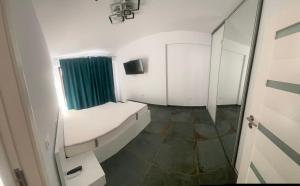 Dari guesthouse في رمينكو فيلتشا: غرفة مستشفى بسرير ومرآة