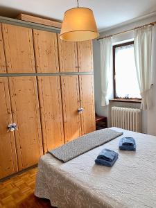 a bedroom with a bed with two blue towels on it at Casa Serena in Siror