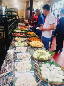 una línea de buffet con muchos tipos diferentes de comida en Ba Bể Green (View Ba Be lake) en Bắc Kạn