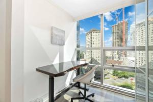 einen Schreibtisch und einen Stuhl in einem Zimmer mit einem großen Fenster in der Unterkunft 2BR Condo with breathtaking view in Downtown! Free parking - 6 sleep in Vancouver