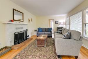 Sjónvarps- og/eða afþreyingartæki á Grants Pass Getaway with Expansive Deck!