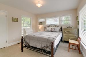 Rúm í herbergi á Grants Pass Getaway with Expansive Deck!