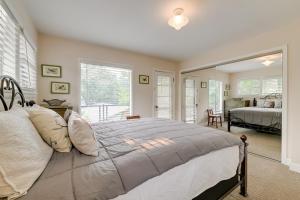 Rúm í herbergi á Grants Pass Getaway with Expansive Deck!