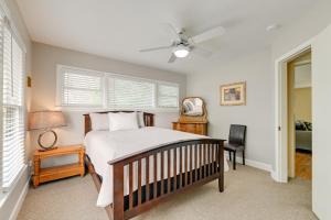 Rúm í herbergi á Grants Pass Getaway with Expansive Deck!