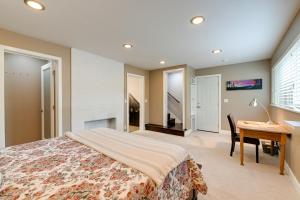 Rúm í herbergi á Grants Pass Getaway with Expansive Deck!