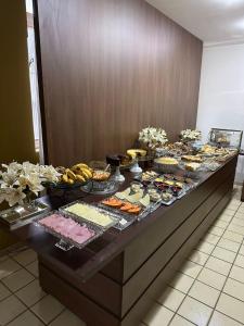 una línea de buffet con muchos tipos diferentes de comida en Palace Hotel, en Itajubá