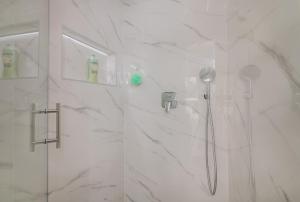 ein Bad mit einer Dusche und weißen Marmorwänden in der Unterkunft Apartment Štefa in Krk + 16 Fotos