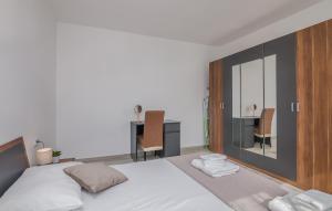Schlafzimmer mit einem weißen Bett, einem Schreibtisch und Stühlen in der Unterkunft Apartment Štefa in Krk