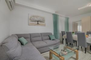 ein Wohnzimmer mit Couch und ein Esszimmer in der Unterkunft Apartment Štefa in Krk