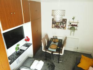 a small dining room with a table and chairs at Stylish 2 Bed Room Apartment 5 sleep free wIFI & p in Newport