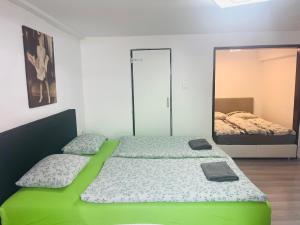 1 dormitorio con 2 camas y espejo en Apartmánek Patricie, en Mikulov