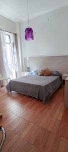 1 dormitorio con 1 cama grande en una habitación en Il Quadrifoglio Room& Suite, en Palermo