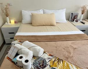 מיטה או מיטות בחדר ב-Staycation Condotel Room To Stay