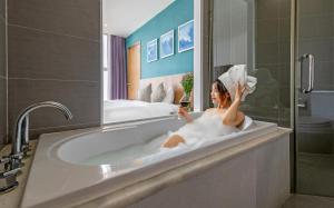 Koupelna v ubytování Royal Lotus Hotel Danang + 37 fotografií