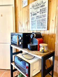 a table with a microwave and a radio on it at Warehouse Sierra Nevada in Sierra Nevada
