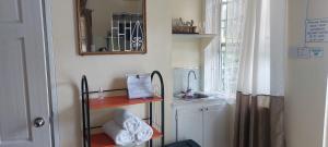 bagno con mensola, asciugamani e specchio di 4Js Vacation Inc. - Luxury Studio a Gros Islet