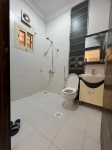 y baño con aseo y lavamanos. en Private Family's Apartment en Obhor