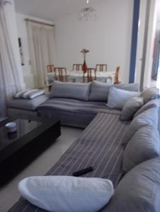 sala de estar con sofá y mesa en Coastal Garden Getaway en Metókhi
