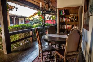 a dining room with a table and chairs on a balcony at Pousada Marendaz in Paraty